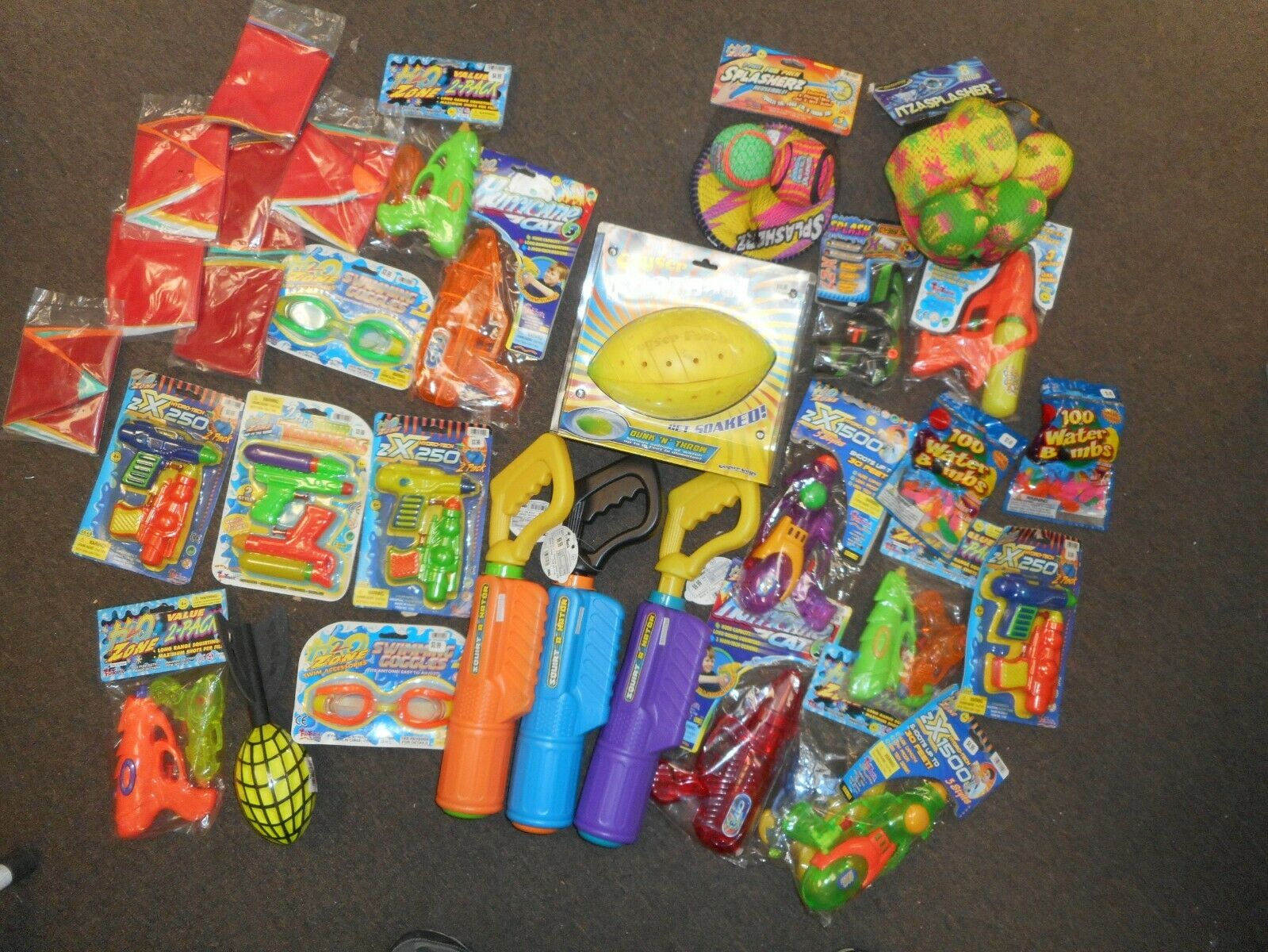 LOT OF 31 ASSORTED WATERGUNS, BEACH BALLS, ASSORTED POOL TOYS