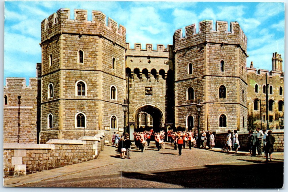 Postcard - Henry VIII Gateway, Windsor Castle - Windsor, England