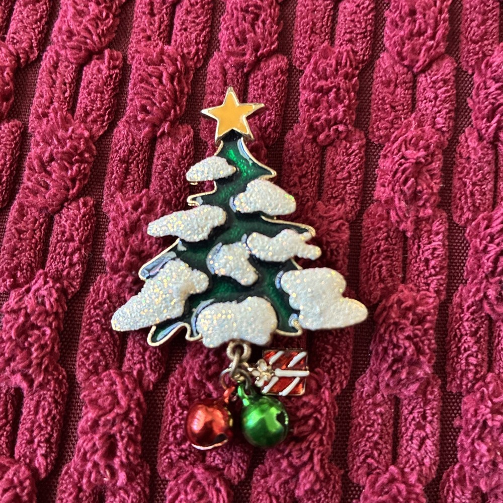 Christmas Tree Brooch Gold Tone Metal Holiday Jewelry Unmarked Pin