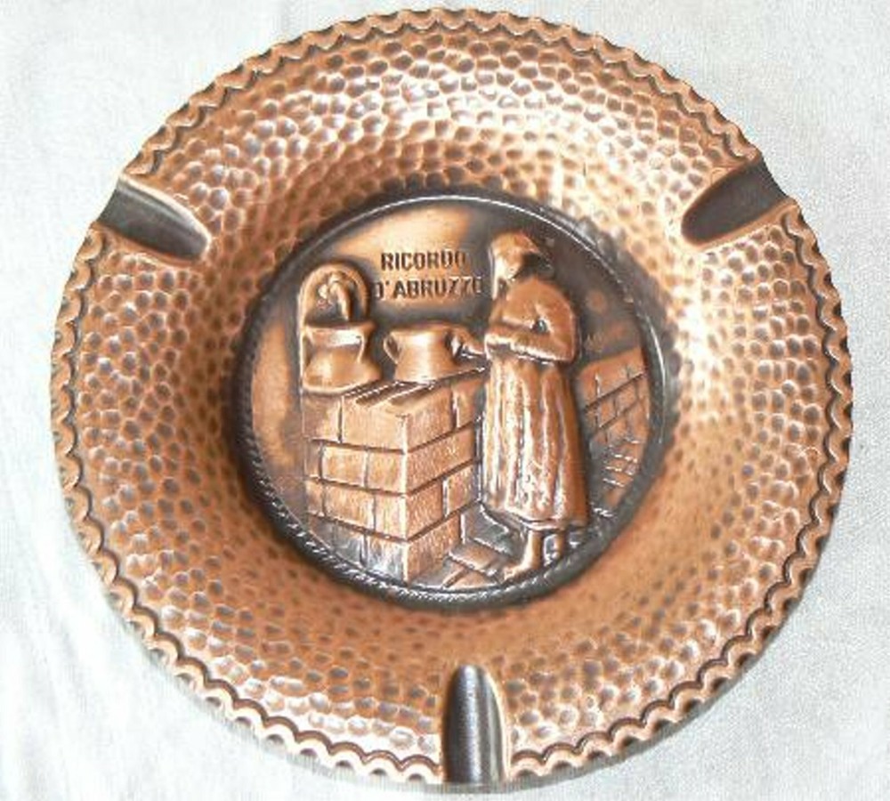 Vintage Ricordo D'Abruzzo Abruzzo Copper Handmade Ashtray Woman at Water Pump-image