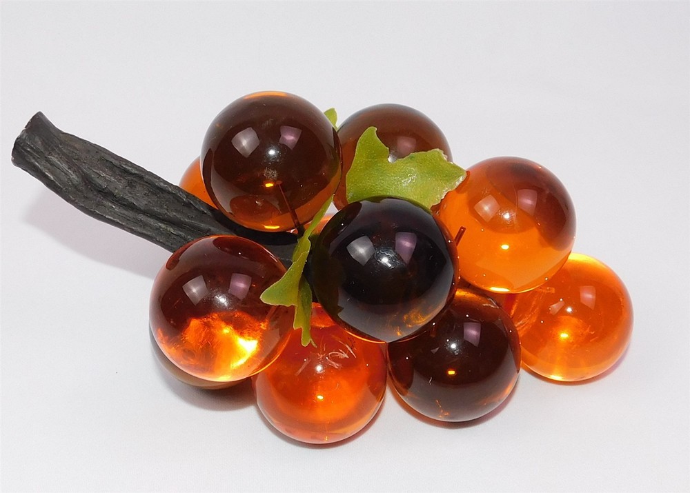 Vtg MCM Amber Lucite Grapes Cluster Bunch On Faux Wood 8.5