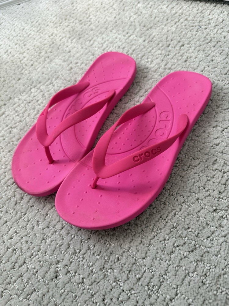 Crocs Women's Size 8 Flip Flop Sandals Pink Lightweight Comfy Casual Beach