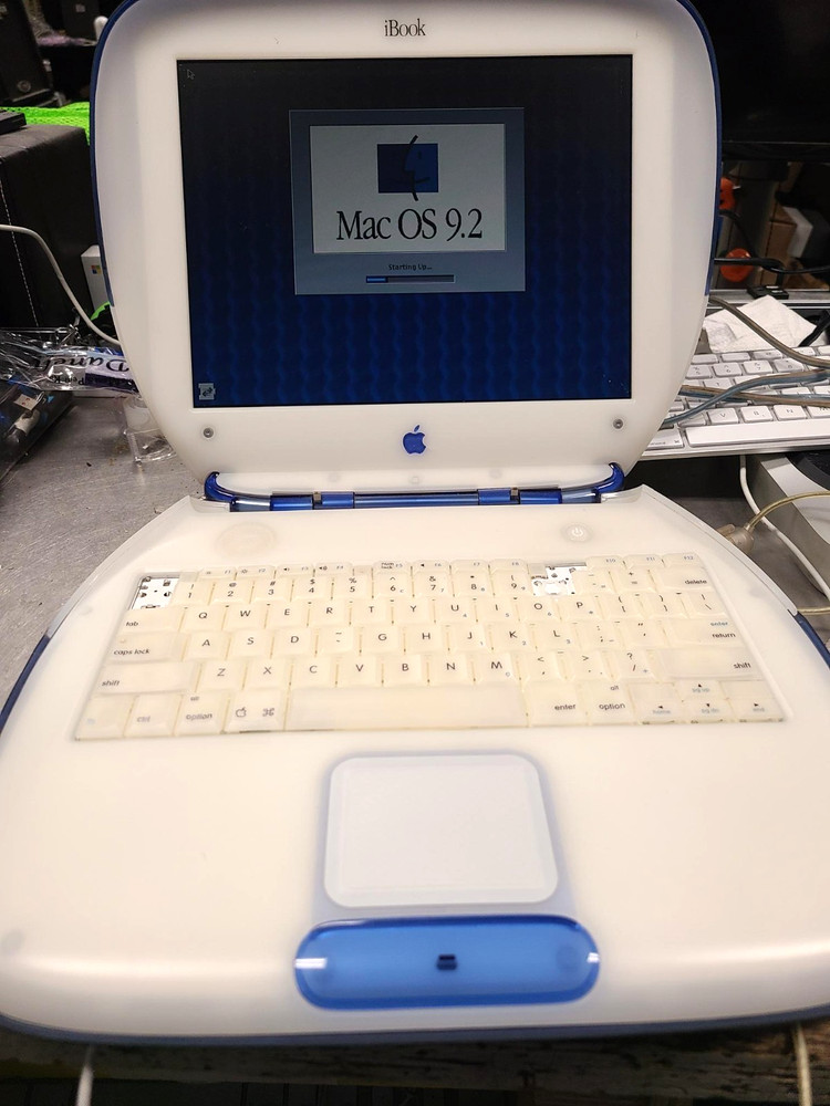 Apple iBook G3 Clamshell Indigo 366MHz  64MB RAM 40GB HDD OS 9.2.2