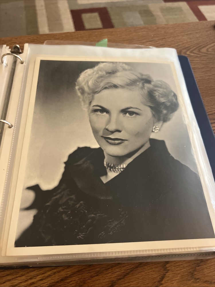 8 x 10 Celebrity Photo - Joan Fontaine