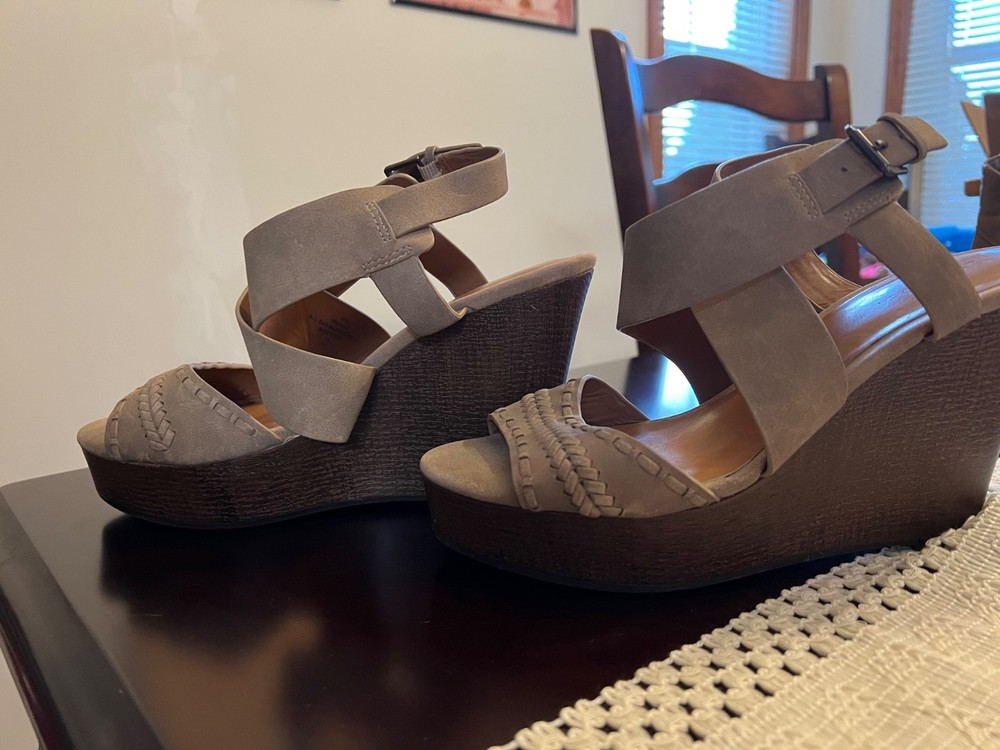 Indigo Rd Womens Irakash Taupe Strappy Wedge Sandals Size 8.5 M