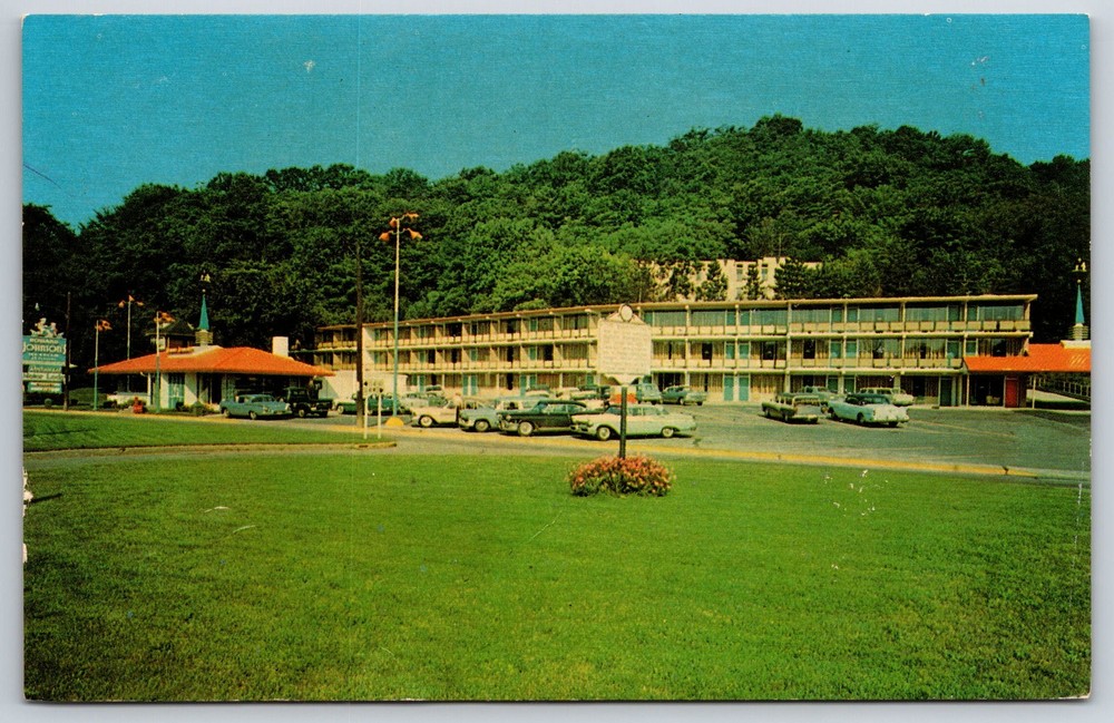Roadside~Wheeling WV~Howard Johnsons Motor Lodge & Restaurant~Vintage Postcard