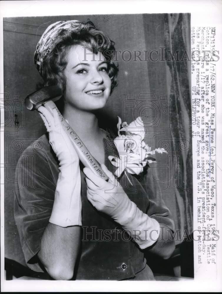 1962 Press Photo Maid of Cotton Penne Percy poses with gavel at NYC event
