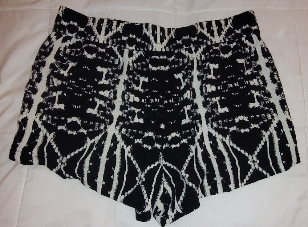 Express Womens Black and White Abstract Cuffed Cotton Shorts Size Small Exercise
