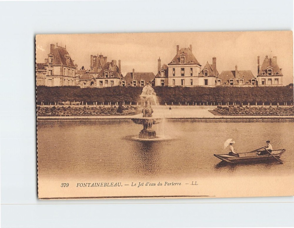Postcard Le Jet d eau du Parterre Fontainebleau France