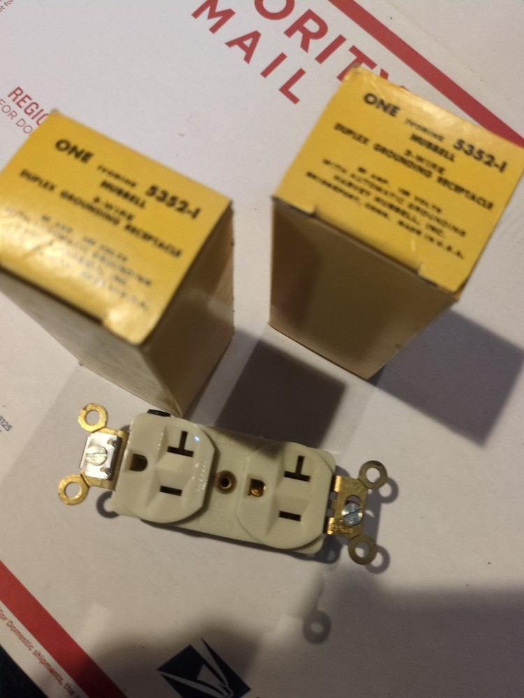 2x Hubbell HBL53521 Ivory Duplex Receptacle 125V 20A 2 pole 3 wire grounding NOS