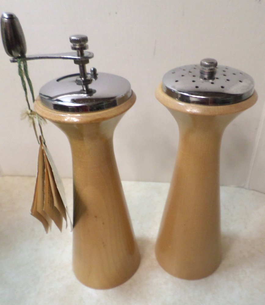 Vtg Woodpecker Woodware Japan Salt and Pepper Shaker & Mill Grinder Set Of 2