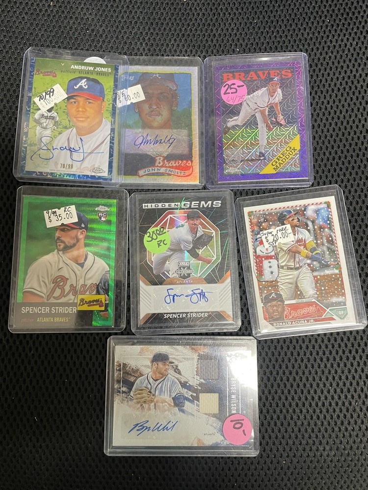 Lote de 1000+ tarjetas de los Atlanta Braves autos novatos reliquias #'d Maddux Aaron Acuña Smoltz