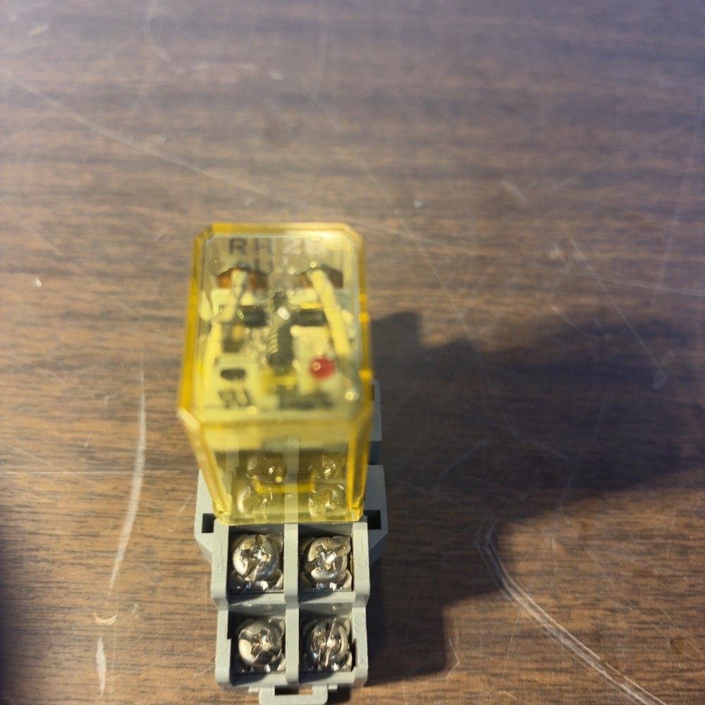 IDEC RH2B-UL RELAY With IDEC SH2B-05 Socket Base 10A 300V — NEW READ
