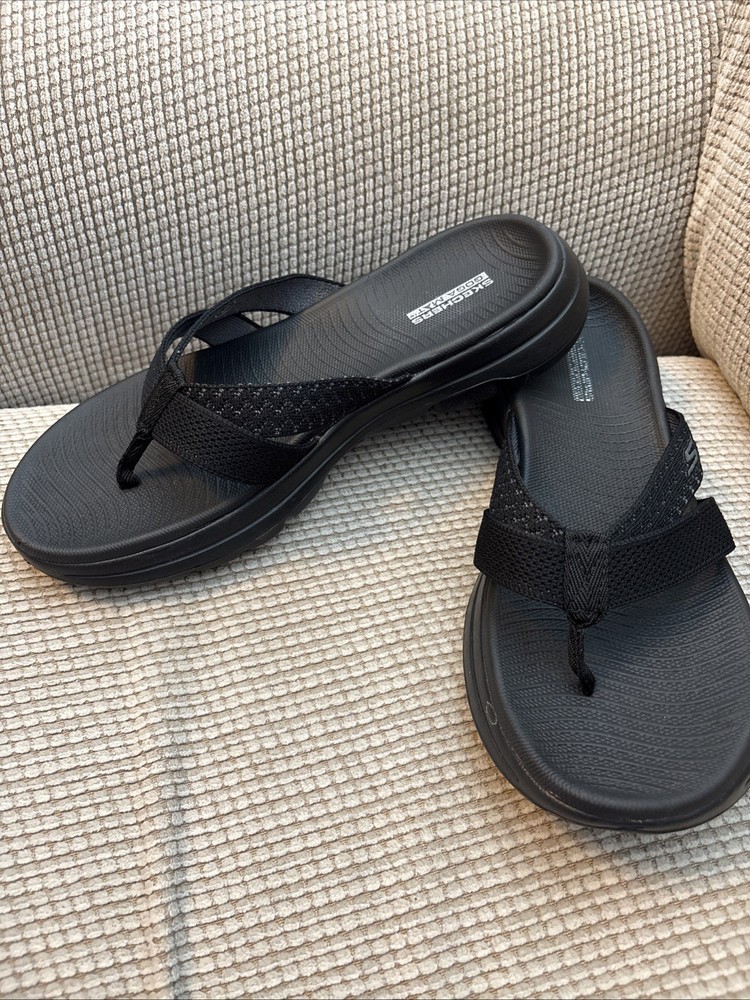 Skechers Women's Go Walk Flip Flops Black Size 8 Goga Mat Comfort