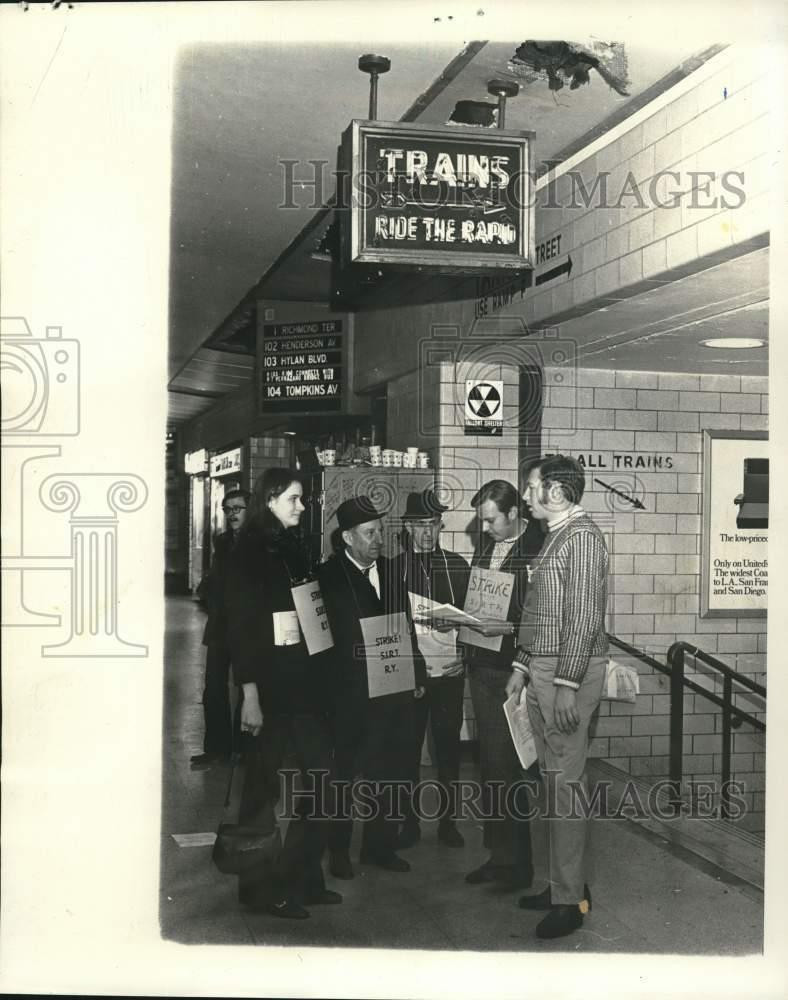1970 Press Photo Staten Island Rapid Transit Employees Striking at Terminal