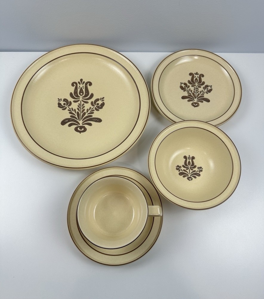 Vintage Pfaltzgraff Village 5-Piece Beige Stoneware Place Setting