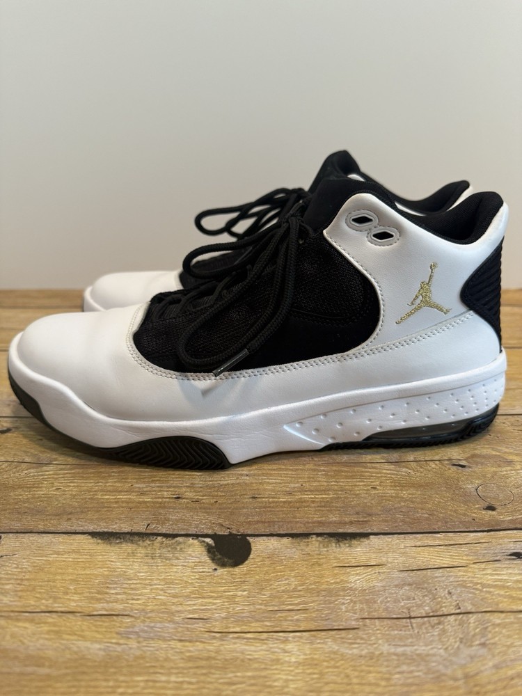Jordan Max Aura 2 Size 9.5 Black And White
