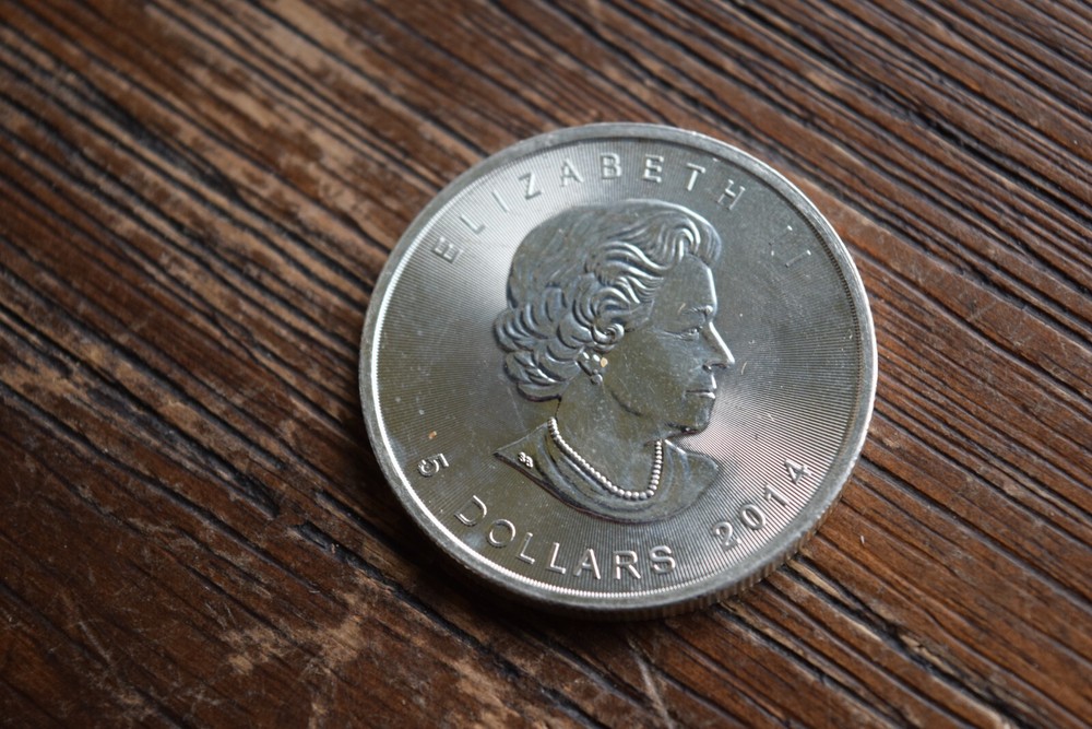 ~1~ 2014 $5 One Oz. 9999 Fine Silver ~ Canadian Maple Round