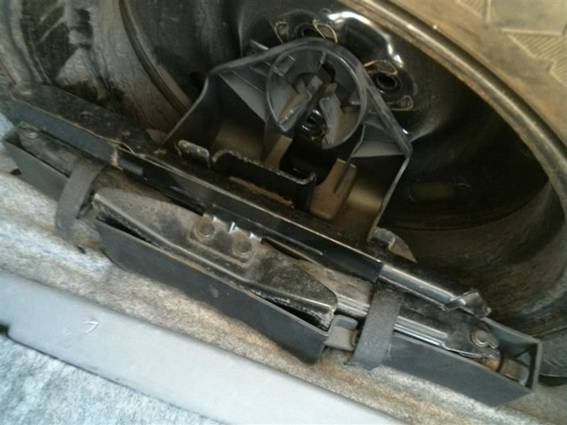 TOWN CAR  2003 Jack 34552551 NO FOAM TRAY NO SPARE TIRE