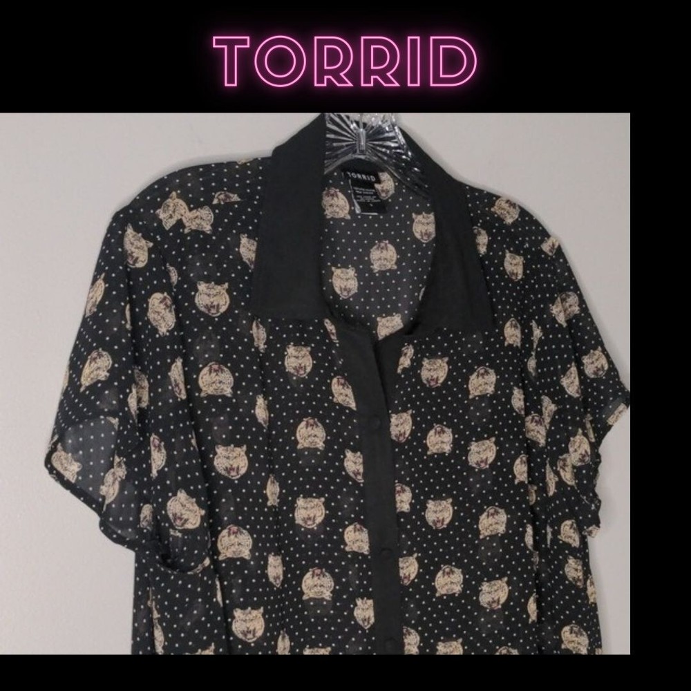 EUC✨TORRID size 0 semi-sheer black tiger print short sleeve button down blouse