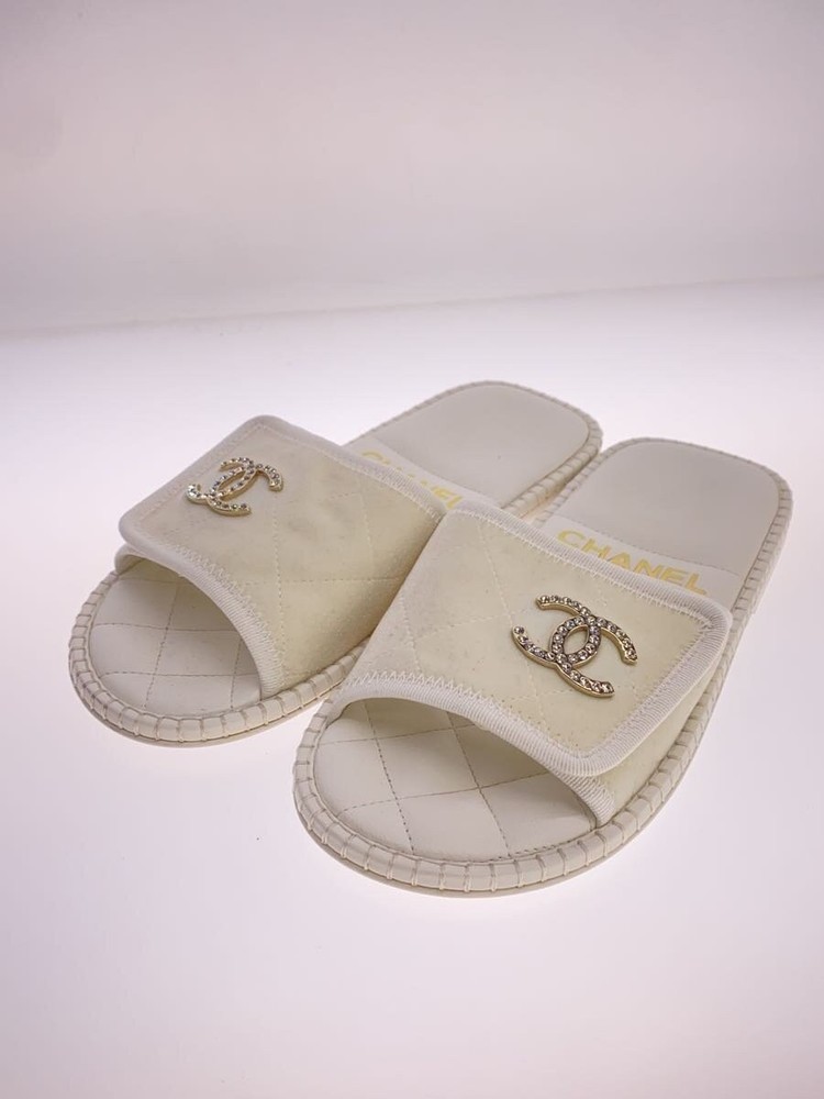 CHANEL Matelassé CC Logo Flat Sandals White Leather EU 37 Preowned