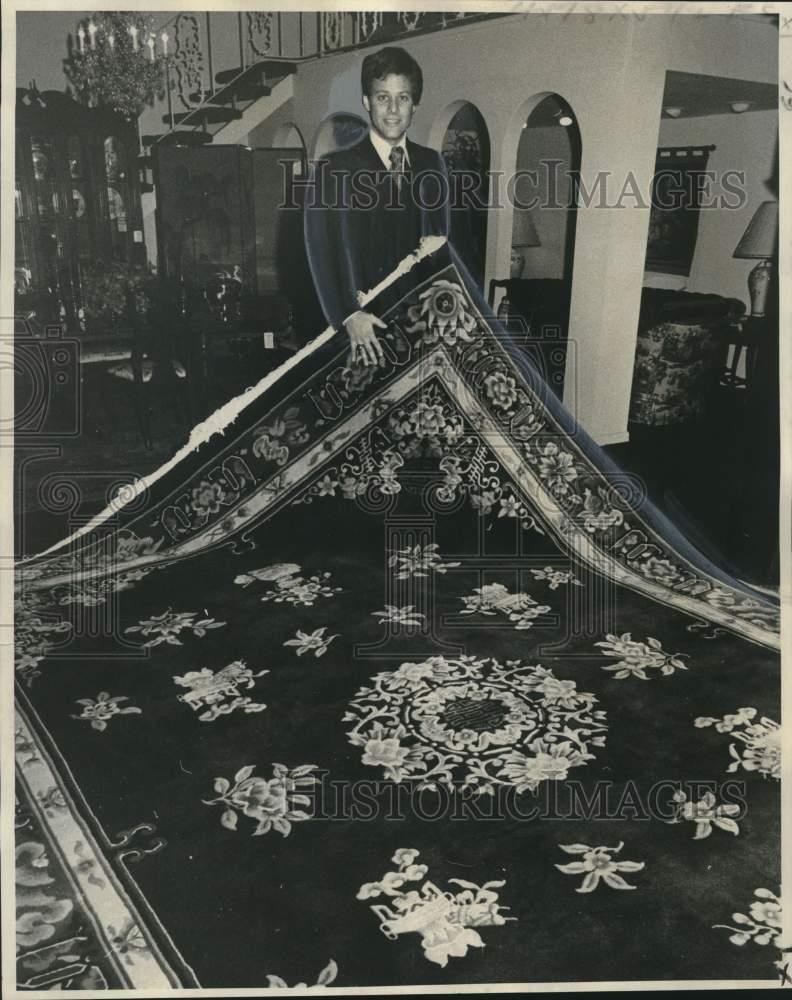 1976 Press Photo Mitchell Mintz with Oriental rug he sells in New Orleans area