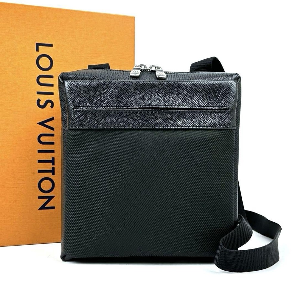 Louis Vuitton Taiga Sayan M30902 Leather Shoulder Bag Unisex Pre-Owned