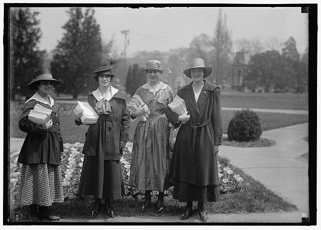 Photo:Girl Scouts Gardening D.A.R. National Emergency War Gardens 1917