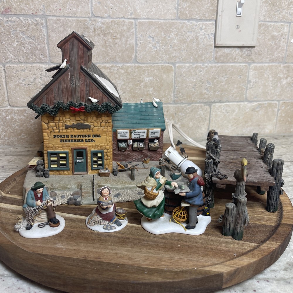 Dept 56 North Eastern Sea Fisheries Ltd Set with 5 Matching Accessories - Excellent Condition  