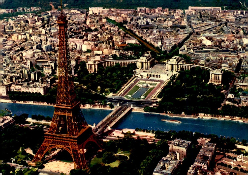 Paris, Tour Eiffel, Palais de Chaillot, 1975 Postcard