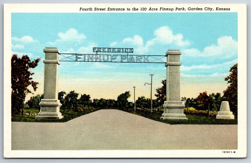 Garden City Kansas~Fourth Street Entrance To Finnup Park~Vintage Linen Postcard