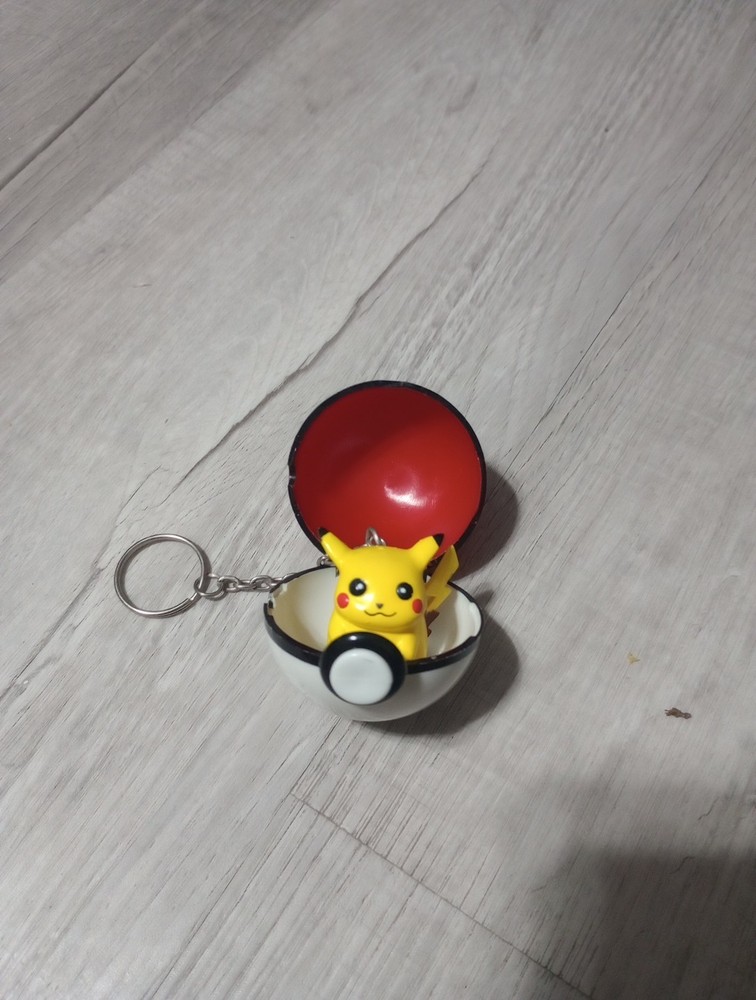 Vintage Pokemon Pikachu Keychain 1999 Basic Fun Catch & Release Pokeball