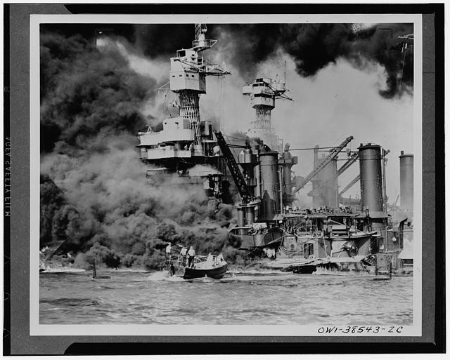 Photo:Pearl Harbor Hawaii 1941 Battleship Fire Smoke Naval Attack