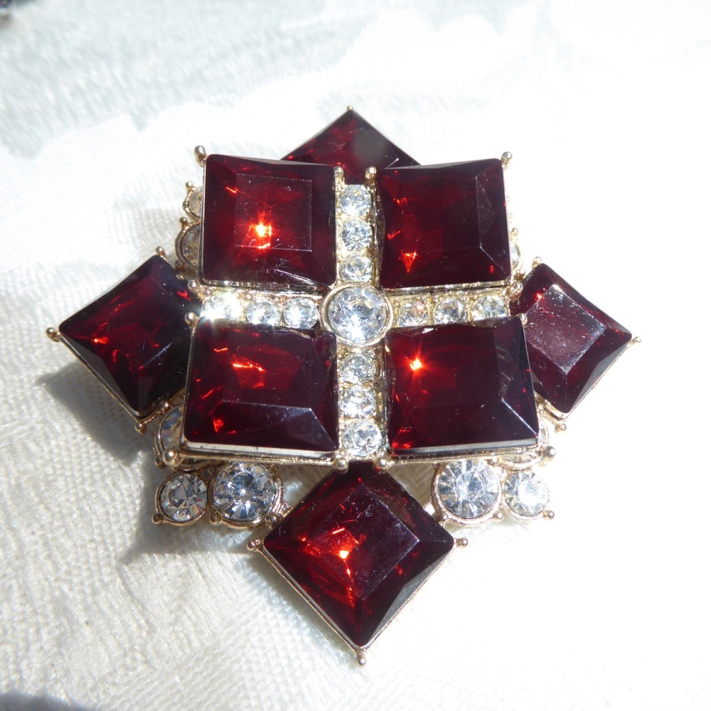 AMAZING 2014 Avon Signed Bijou de Collection RED CLEAR Crystal Rhinestone BROOCH