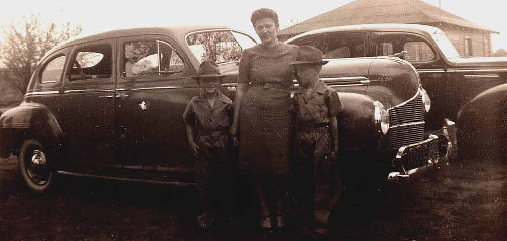 Vintage Photo Picture Photograph Dodge Car Family Lady Boys Kids Hat Home 1940's