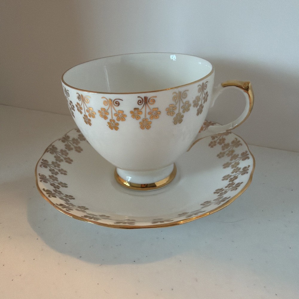 Queen Anne Bone China Teacup & Saucer Gold Floral Trimmed Garland England
