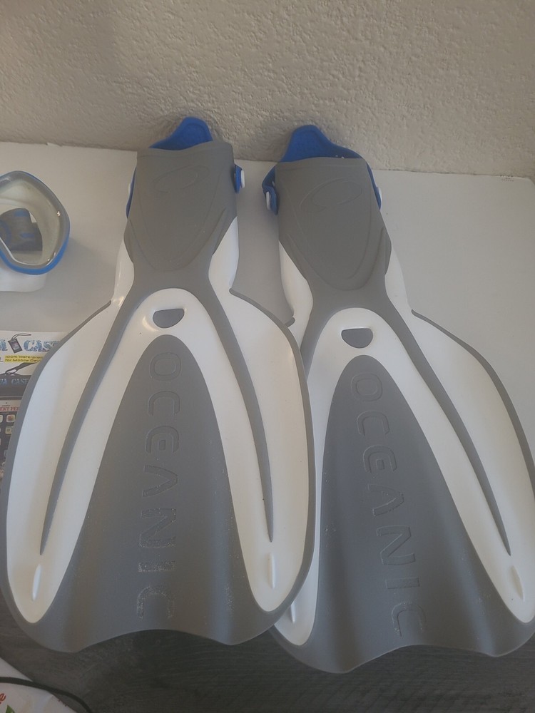 Oceanic Adult Snorkeling Flippers Fin’s Size: small/medium adjustable strap