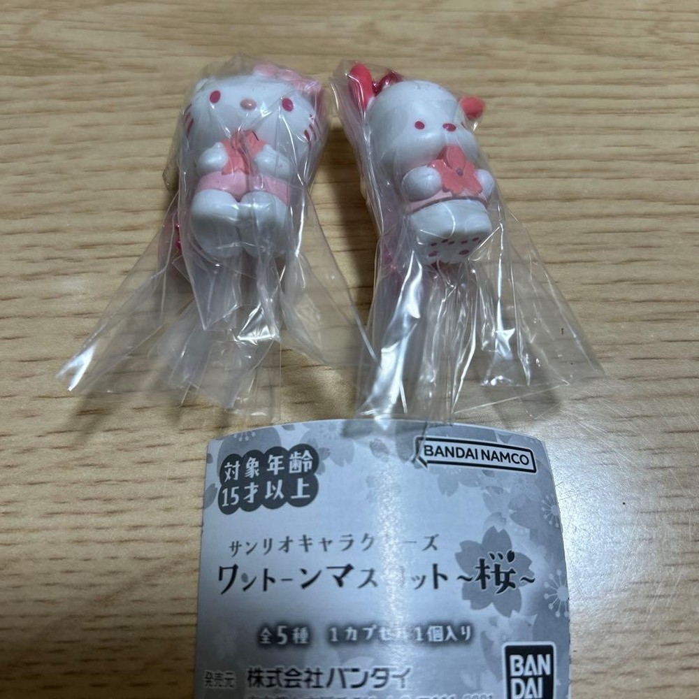 Bandai Sanrio Hello Kitty Pochacco One-tone Mascot Sakura Gacha Toy