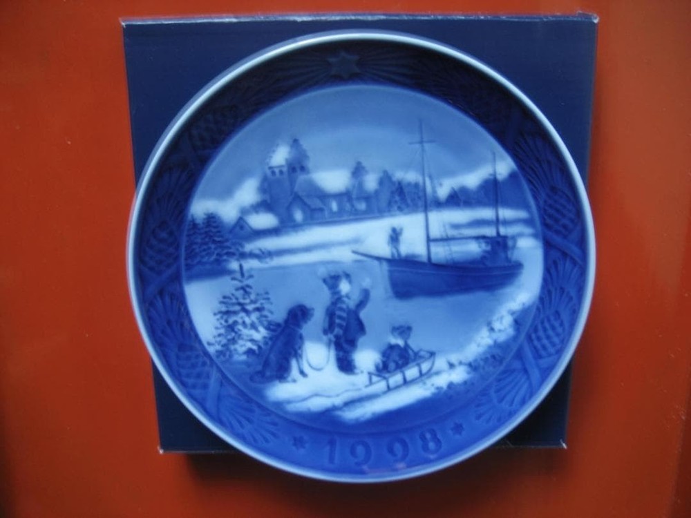 Royal Copenhagen Year Plate 1998 with Box