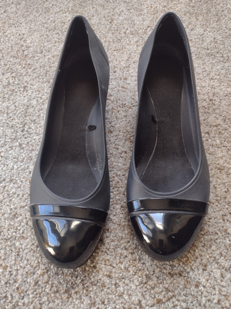 CROCS Cap Toe Wedge Pump Women Size 9W Matte Black Patent Toe 12299