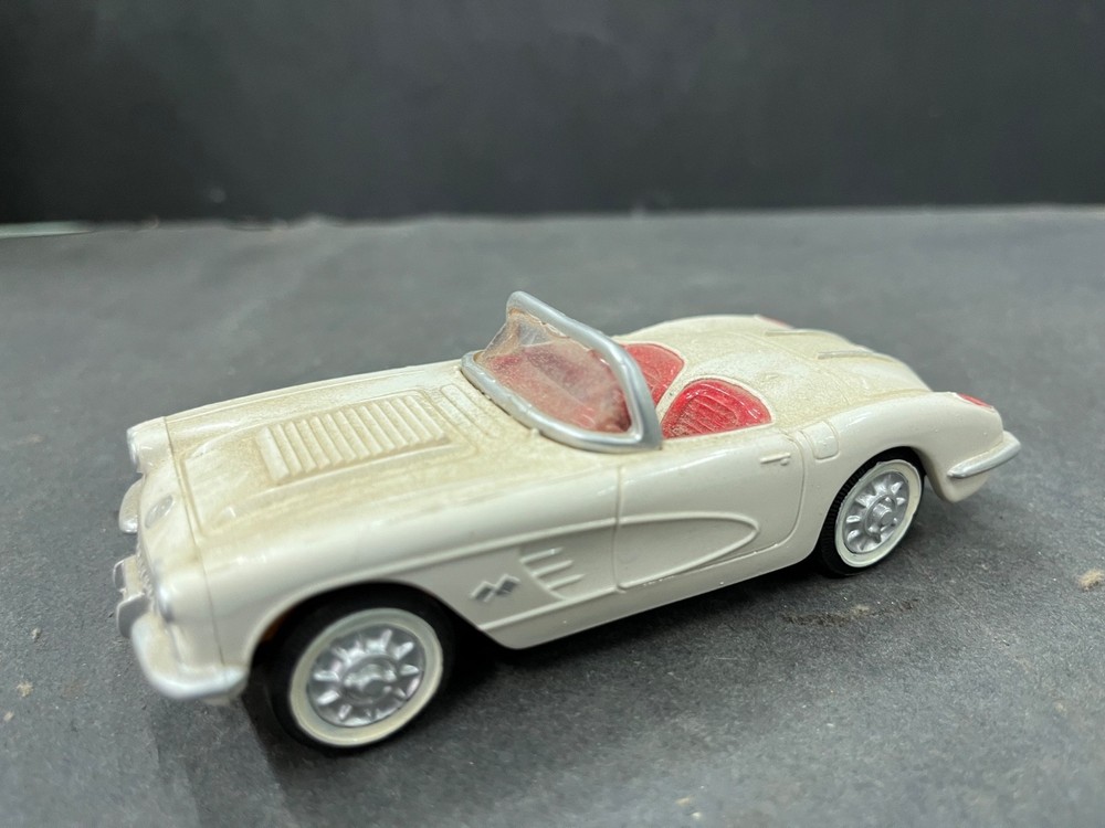 C16 Chevy Corvette vintage built car model 1/32 McM.
