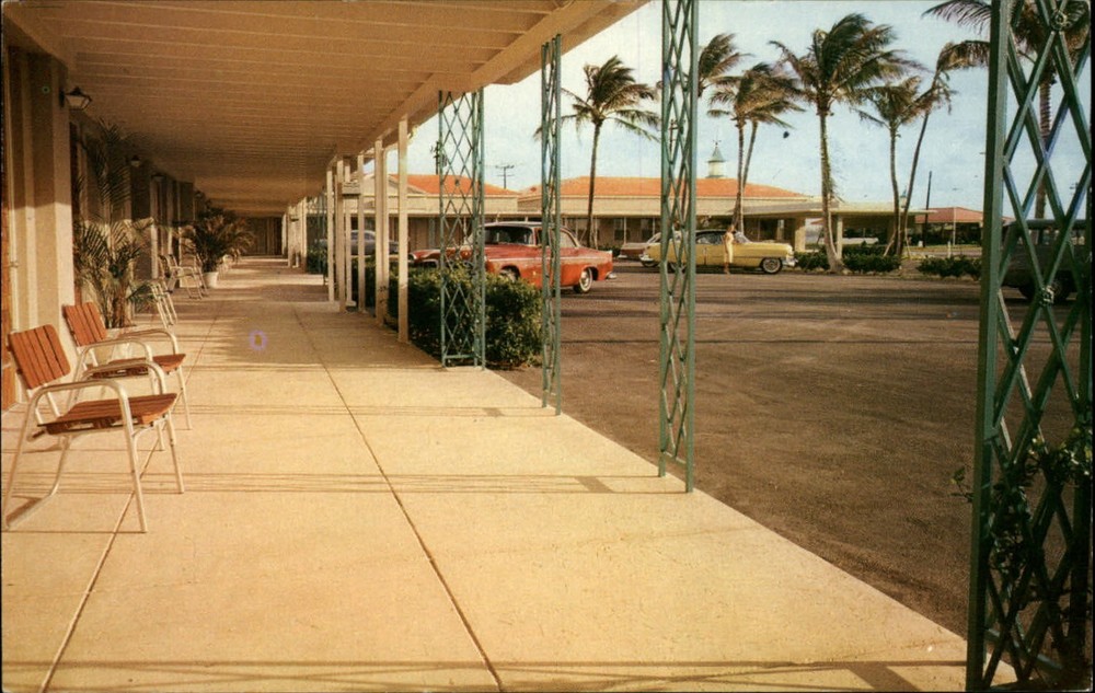 Howard Johnson Motor Lodge Palm Beach Florida ~ 1950s Chrysler c300?  ~ postcard