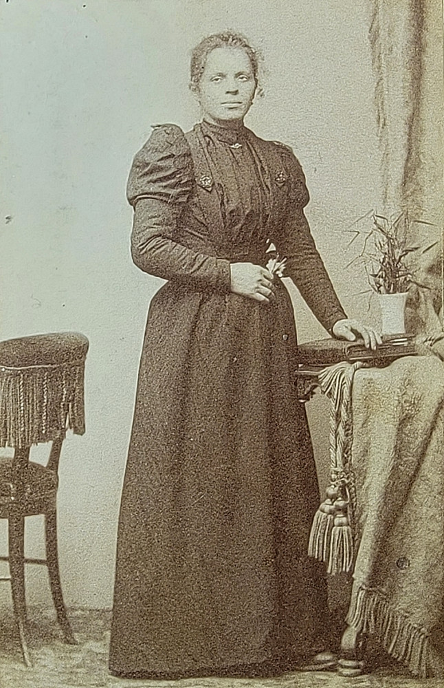 Portrait Of A Beautiful Woman In A Dress Antique Vintage CDV Photo Picture