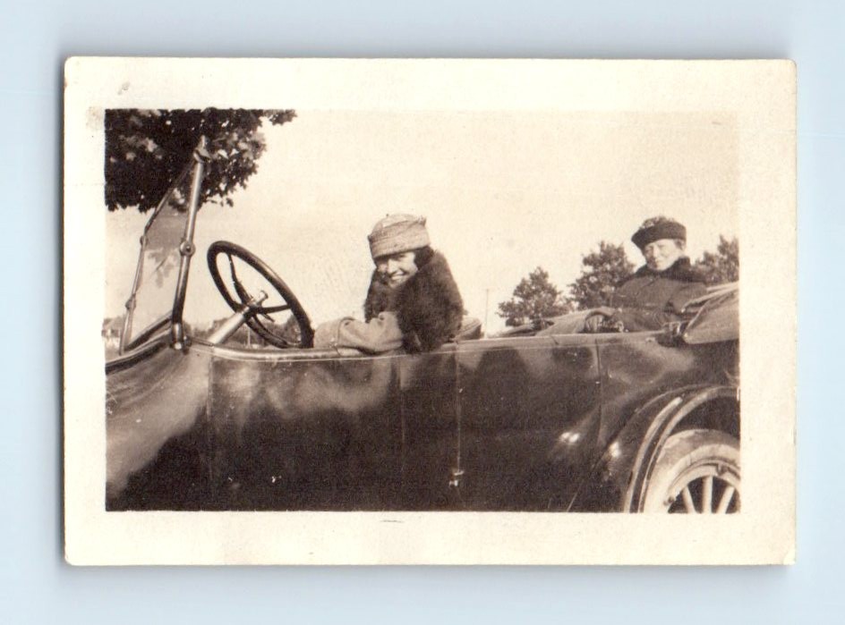 Old Vintage Photo PAIR DUO FLAPPER ERA WOMEN CLASSIC CAR MODEL T FORD PIC