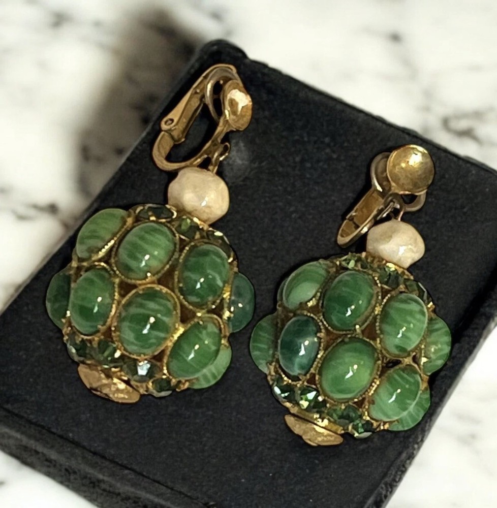 RARE VTG CROWN TRIFARI Gripoix Green Cabochon Rhinestone Moghul Clip Earrings