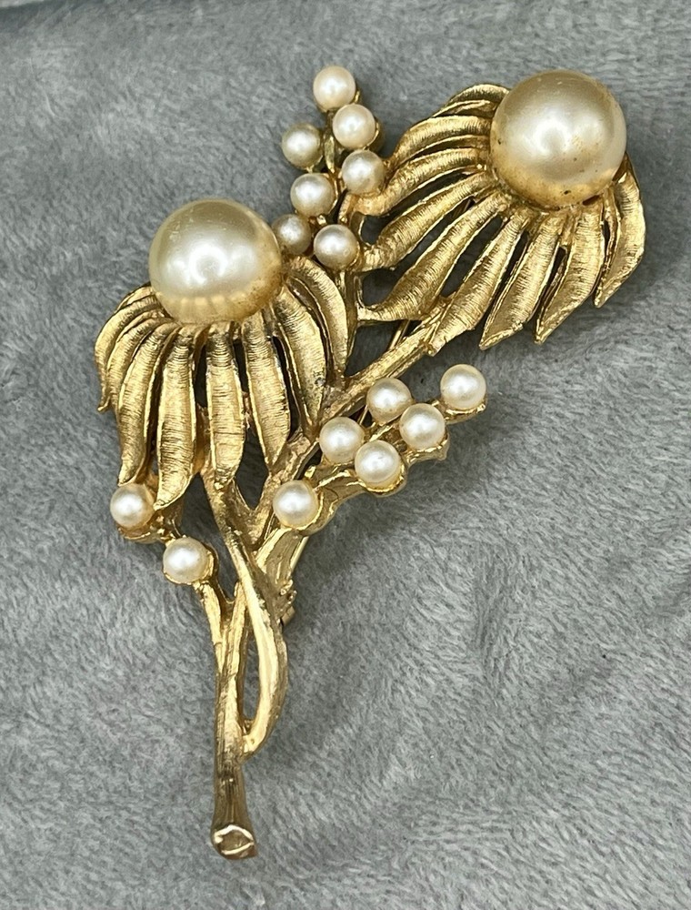 1950’s Coro Brushed gold Simulated pearl Blowing Daisy Bouquet Brooch READ