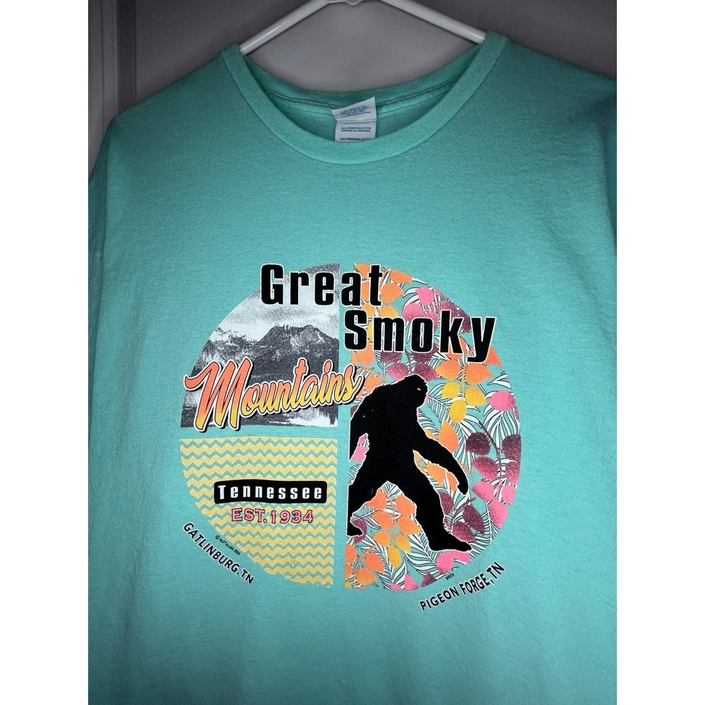 Great Smoky Mountains Tennessee Big Foot Sasquatch Graphic T-Shirt No Flaws