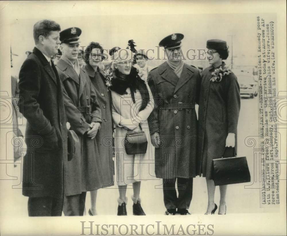 1961 Press Photo President Kennedy & U.S. fliers freed by Russia, Air Force Base