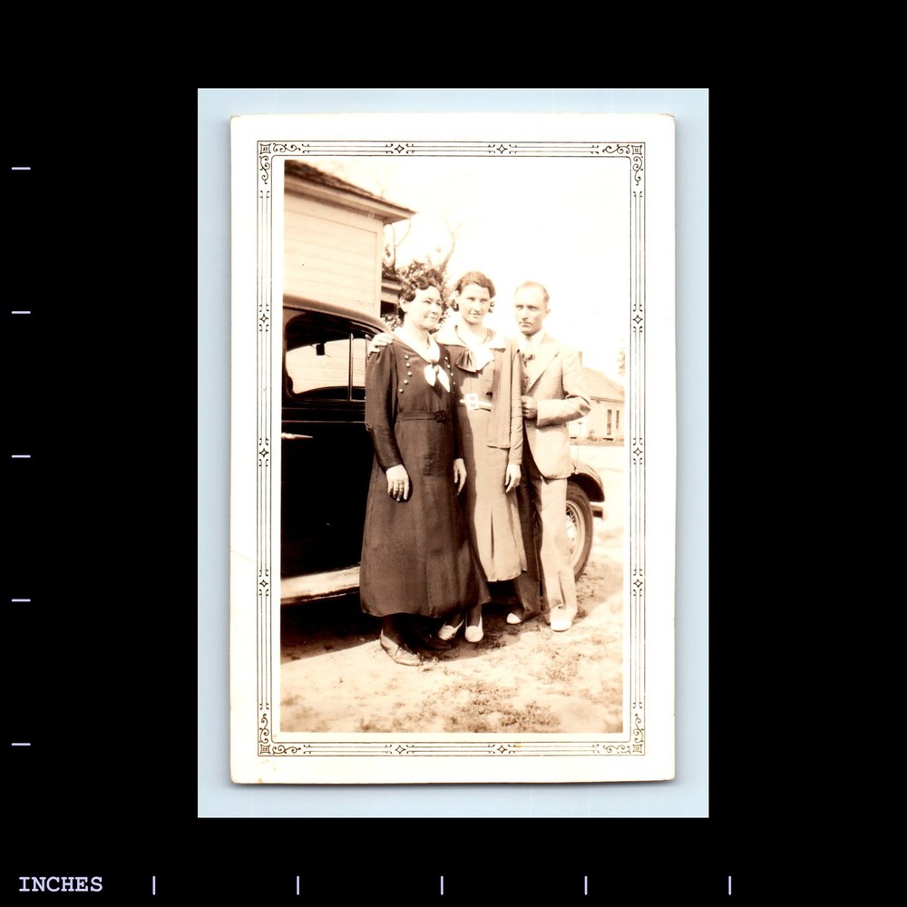 Old Vintage Photo AFFECTIONATE MAN WOMEN CLASSIC CAR DECORATIVE BORDER