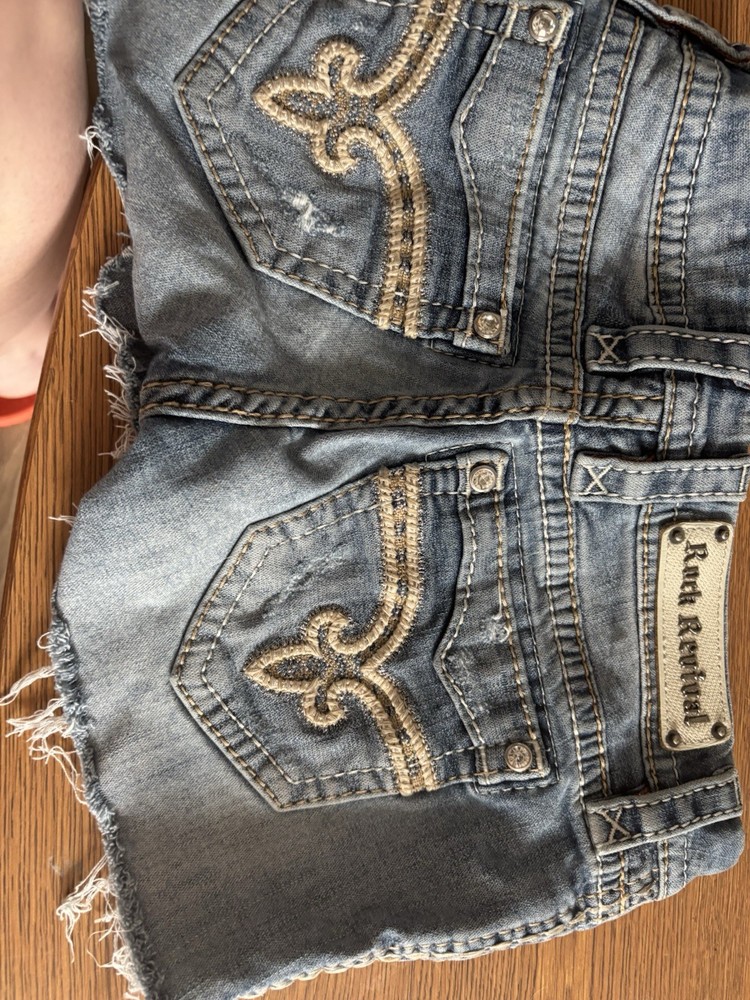 Rock Revival Embroidered Shorts Size 25